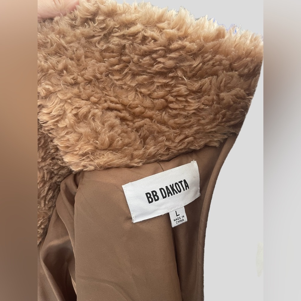 Warm neutral LIKE NEW fuzzy soft teddy coat jacket - Picture 4 of 11